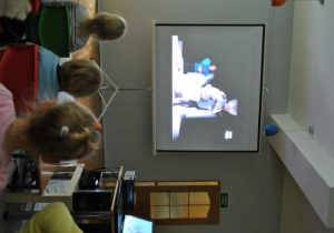 Dzieci oglądają nagranie przedstawienia teatralnego "Ile żab waży księżyc?". Ujęcie 4
